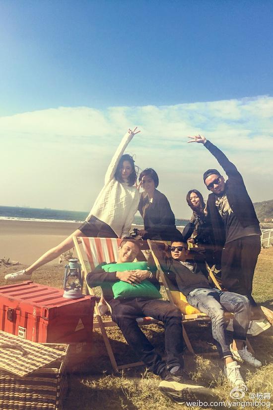 杨幂跨年仍工作 海边拍摄穿短裤露大长腿|杨幂
