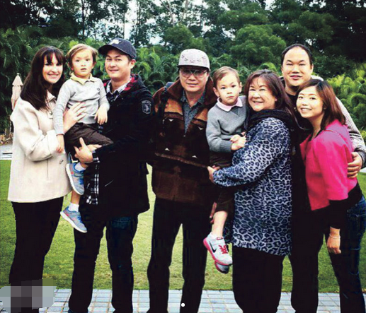 许冠杰三代同堂 向粉丝送祝福