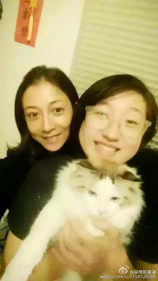吴绮莉晒母女合影