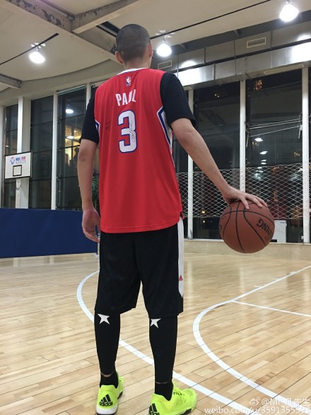 吴亦凡晒霸气背影照 单手抓篮球帅哭粉丝|吴亦