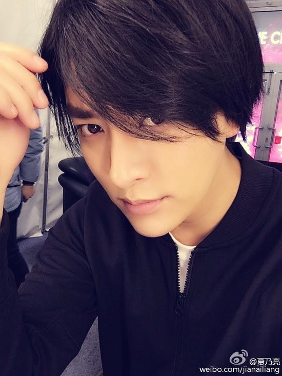 贾乃亮合体古惑仔战林丹 戴假发cos郑伊健