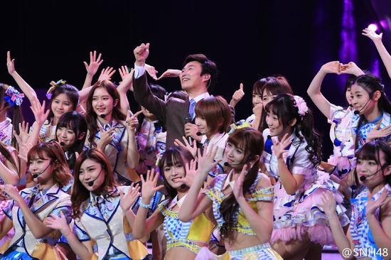 东方卫视跨年演唱会SNH48与费玉清同台
