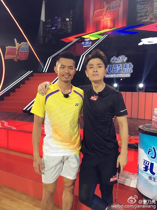 贾乃亮合体古惑仔战林丹 戴假发cos郑伊健