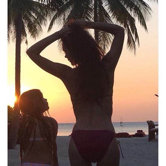 维多利亚和女儿小七穿比基尼