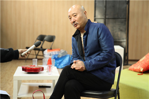 陈佩斯护航儿子陈大愚 父子档排练展默契