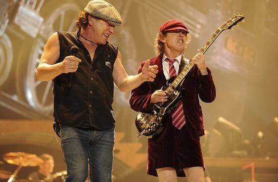 AC/DC乐队主唱Brian（左）和吉他手Angus（右）