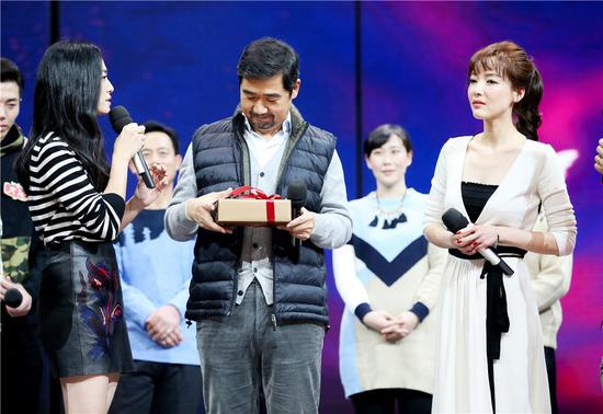 张国立《天天》谈父子关系 姚晨为其祝寿|张国