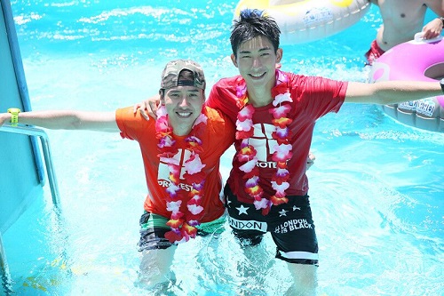 杨森获宅男女神坐镇挑逗 水上乐园开战 |杨森|莫