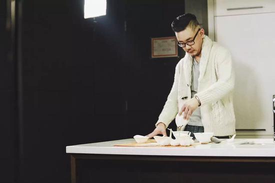 李偲菘烹制新加坡肉骨茶