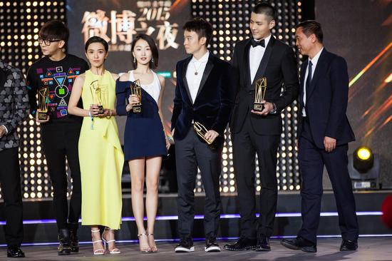 周冬雨获微博之夜年度电影新力量女演员奖 - 手