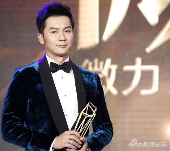 李晨亮相微博之夜 获年度卓越公益人物 - 手机