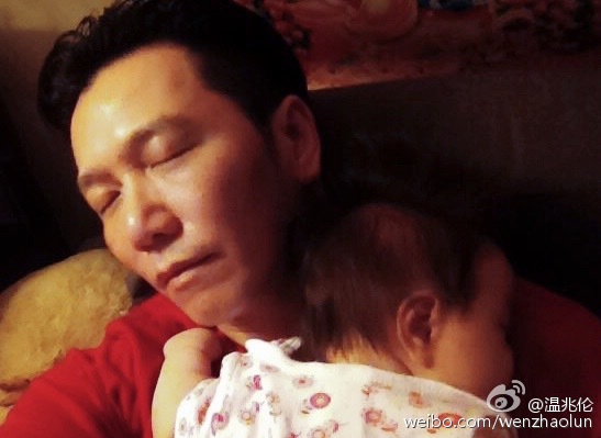 爸爸抱着女儿睡觉