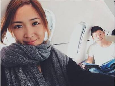 纱荣子（左）周三表示要和前泽出远门，在机舱内玩自拍