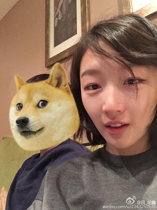 周冬雨男友晒照疑变单身狗