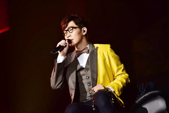 品冠上海演唱会坐轮椅开唱 梁静茹助阵