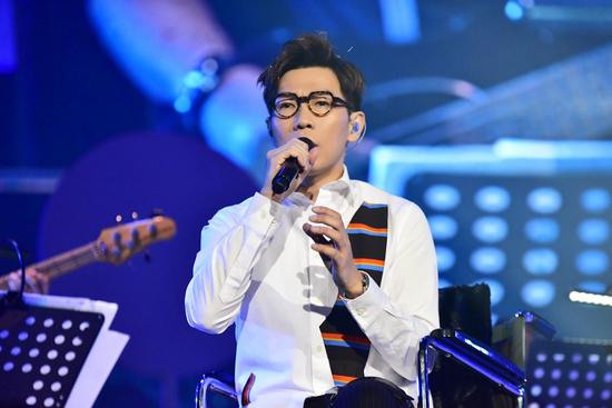 品冠上海演唱会坐轮椅开唱 梁静茹助阵|品冠|梁