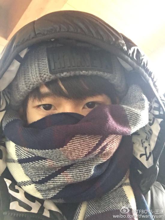 可爱的王源晒照配合