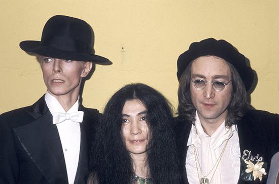 大卫-鲍威、列侬与小野洋子1975年在格莱美奖
