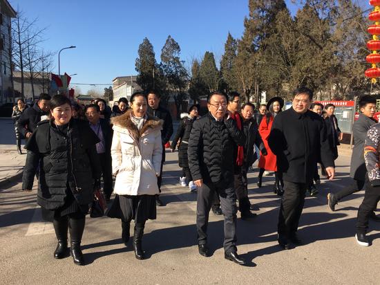 刘向圆侯耀华慰问长寿老人 相约共度新年|刘向