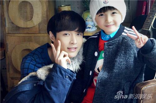 大小张艺兴剪刀手