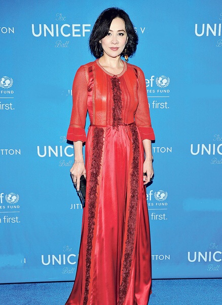 刘嘉玲短发配红裙高贵典雅