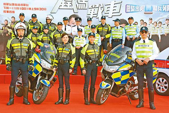 前排右起：黄德斌、蔡思贝、唐诗咏及袁伟豪穿上交通警服
