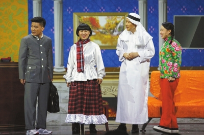 小沈阳（左三）、沈春阳（左二）夫妻档携《不差钱2》上节目。