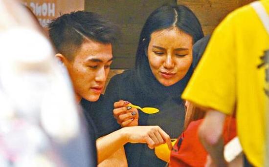 赌王儿子何猷君与富二代女友吃街头甜品