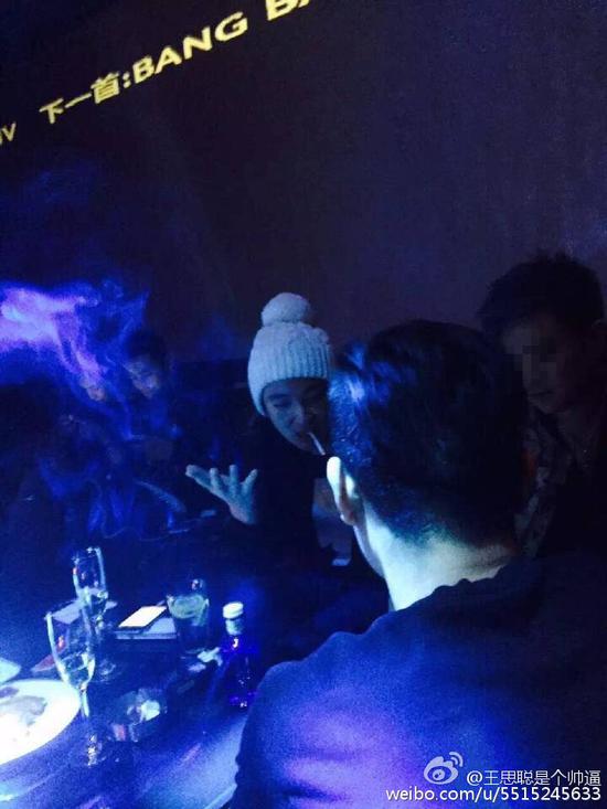 王思聪与友人K歌 叼烟摆手不时交谈(图)|王思聪