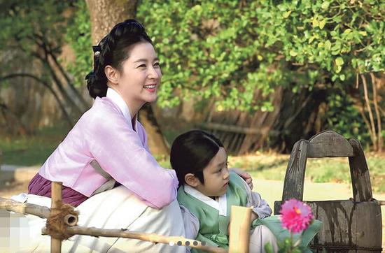 李英爱在新剧《师任堂》分饰两角,其一是扮演古代画家申