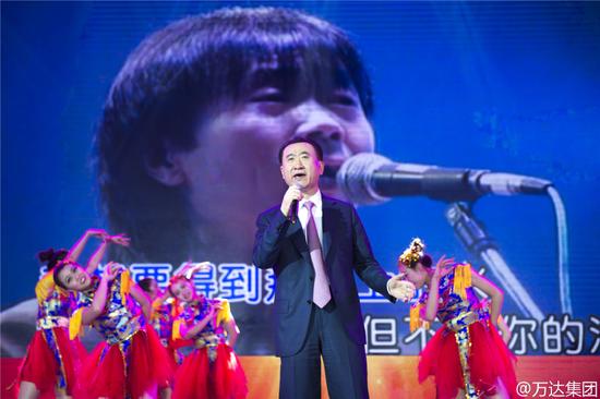 王健林唱《假行僧》台风稳健