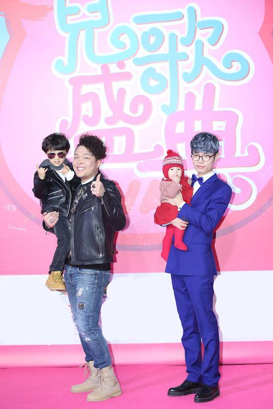 李行亮带女儿亮相红毯