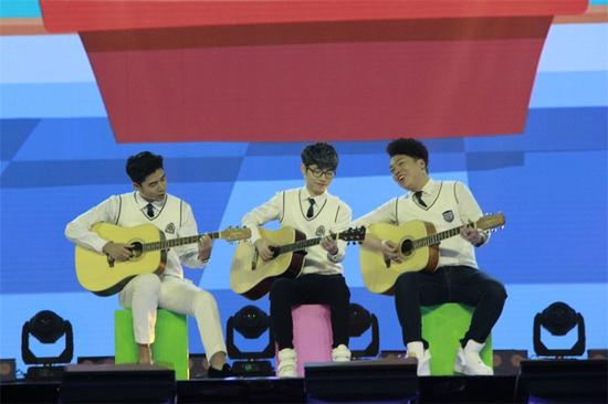 李行亮现场弹奏吉他