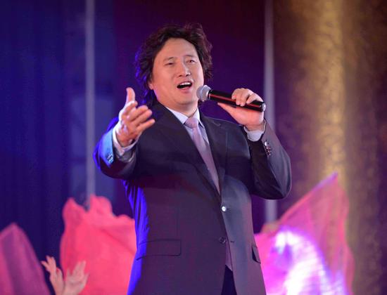 戴玉强献唱《爱让我们回家》公益春晚