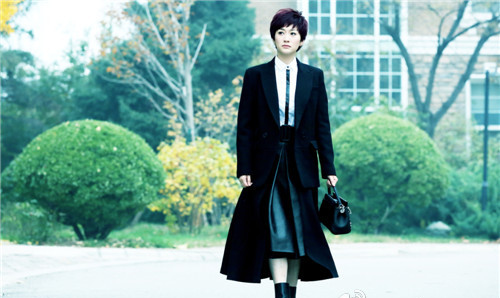 《嘿，孩子》热拍 李小冉演绎优雅女主播