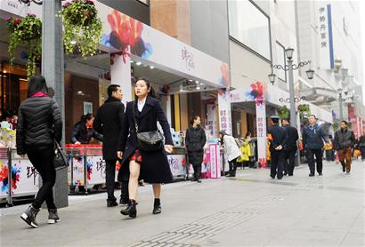 成都二医院专家提醒:寒从脚下起,感觉冷的时候就要注意保暖。