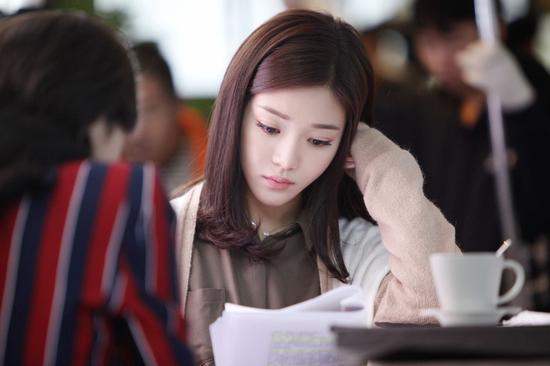 邓家佳新戏赶拍 片场忙碌喝咖啡提神|邓家佳|爱