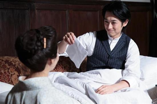 藤冈靛在NHK晨间剧《阿浅来了》扮演五代友厚，人气爆红