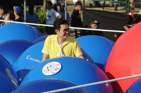 大鹏泰国街头大跳求偶舞 与徐峥默契十足|徐峥