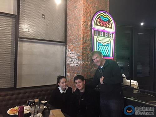 昆凌弟弟腼腆笑，模样相当可爱。