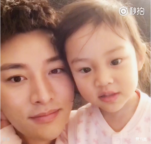 甜馨病好感谢网友关心 和贾乃亮贴脸撒娇 |贾乃亮|李小璐|甜馨_新浪娱乐_新浪网