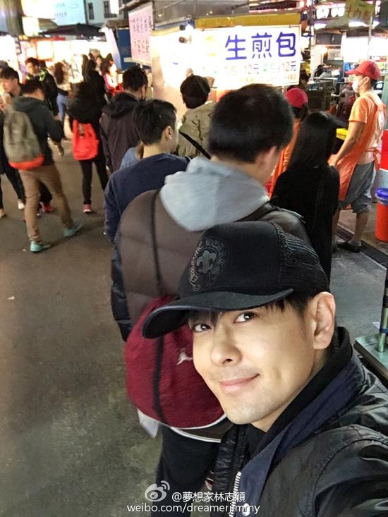 林志颖夜市排队晒自拍