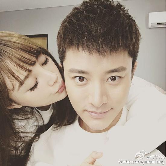 李小璐甜蜜献吻老公 贾乃亮表情享受(图)|贾乃亮|李小璐|秀恩爱_新浪娱乐_新浪网