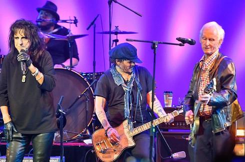 德普弹吉他玩摇滚