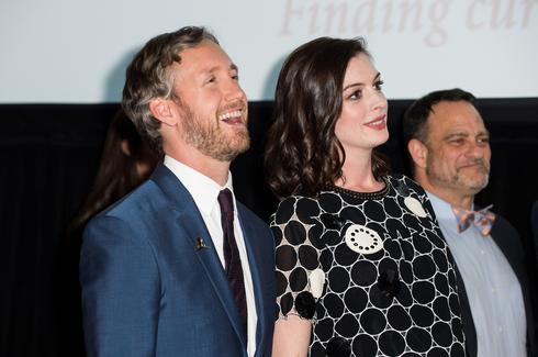 安妮海瑟薇挺孕肚亮相 