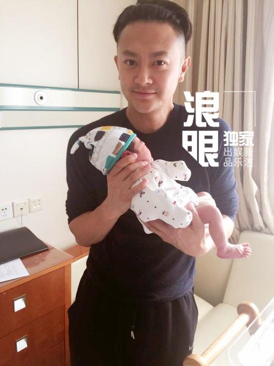印小天抱儿子