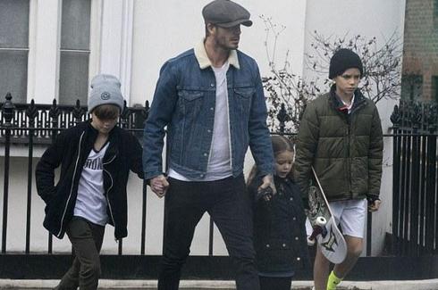 奶爸小贝携两子上街 