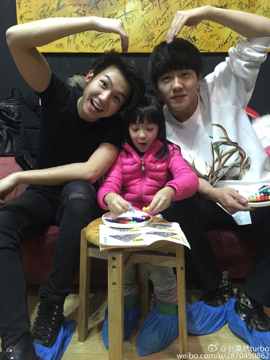 刘昊然白举纲夏天玩耍 三人下跳棋比眼大|白举