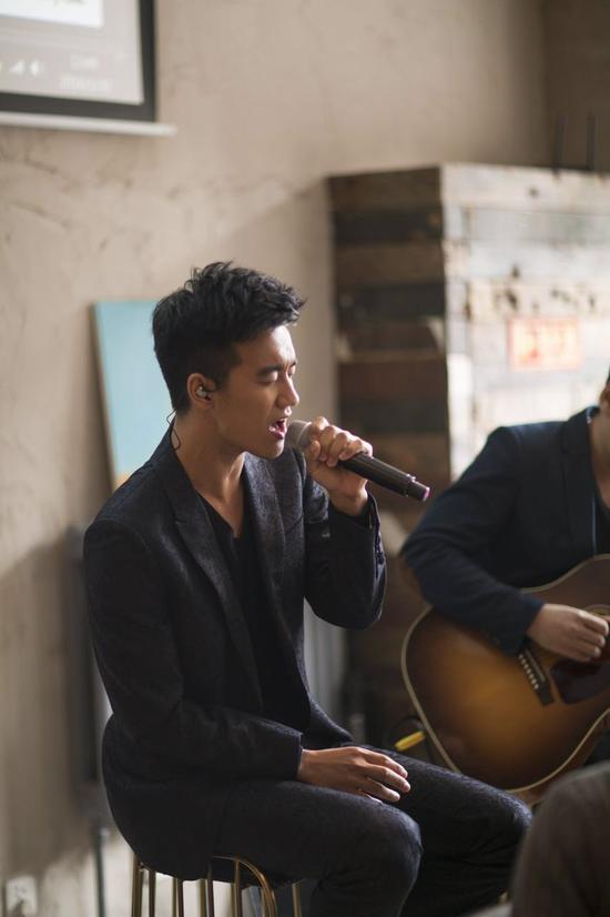 于恬现场深情演唱