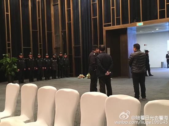 见面会换到酒店举行